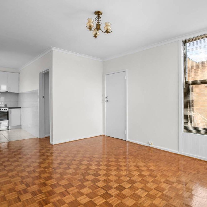 ONE BEDROOM | FRESHLY PAINTED | CONVENIENT LOCATION - Photo 1