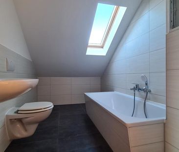 ZENTRAL & GEMÜTLICH unterm Dach + HOLZBALKEN + ab sofort - Foto 1