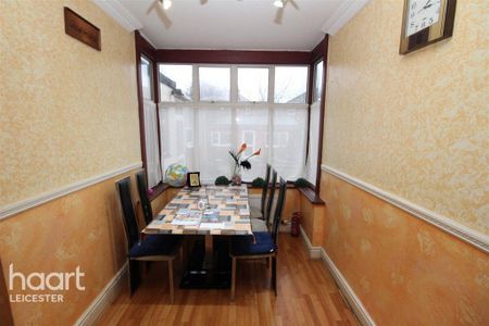 4 bedroom semi-detached house to rent - Photo 3