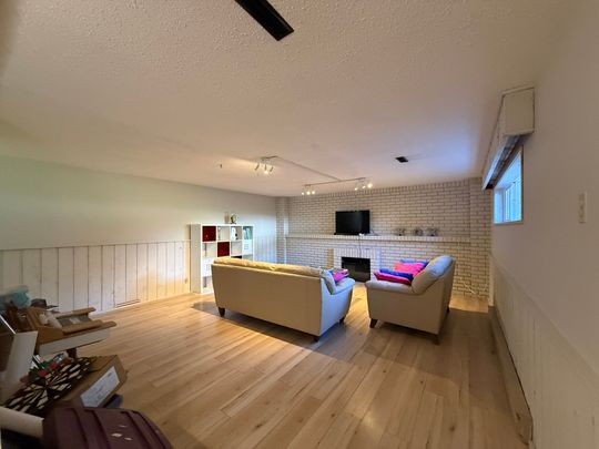 Bright, Sunny Family Home in Desirable West White Rock – 4 Bedrooms + 2 Dens + 2 Bathroom - Photo 1