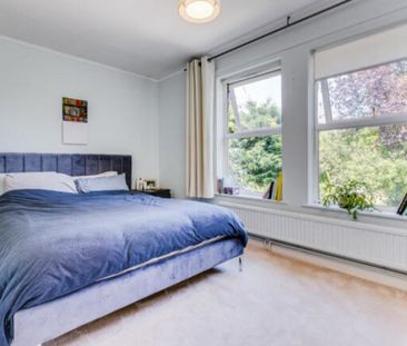 2 Bedroom Mid Terraced House, Holm Oak Close, Putney - Photo 4