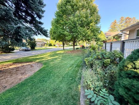 For Lease - 4070 Lorraine Crescent, Burlington, Ontario - Photo 2