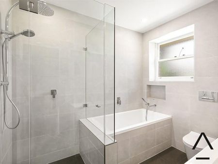 Top Floor Three Bedroom Apartment Moments From Bondi Beach - Photo 4