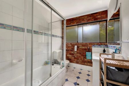 Charming 2 Bedroom, 1 Bathroom Unit in Prime Location - Photo 2