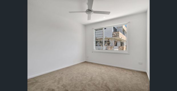 SPACIOUS MODERN TOWNHOUSE - Photo 1