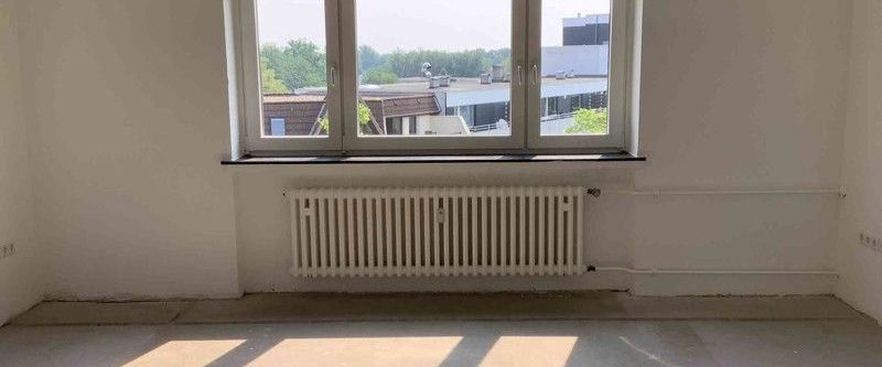 Teilmodernisierte 2-Zimmer-Wohnung mit Balkon und schöner Aussicht - Foto 1