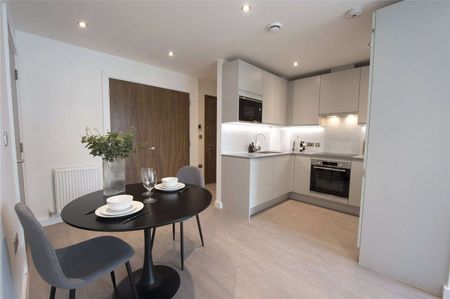 ** 2 WEEKS RENT FREE FOR JANUARY MOVE INS ** Rent in the iconic Thames Quarter building in Reading's town centre, with superb residents amenities. - Photo 2