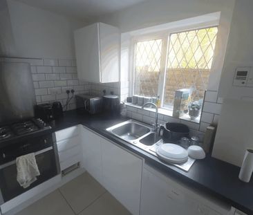 Room in a Shared House, Hayfield Yard, E1 - Photo 6