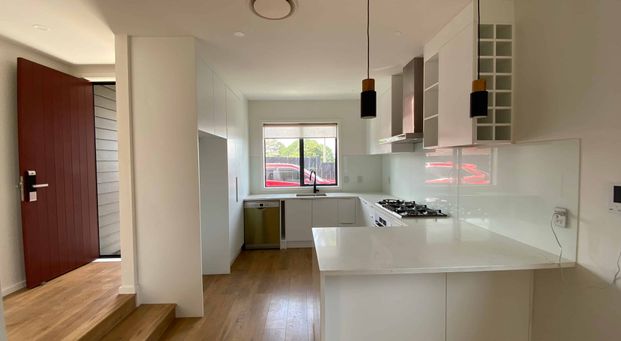 Howick, 3 Bedrooms - Photo 1