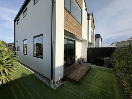 A stylish and sunny townhouse! - Photo 5