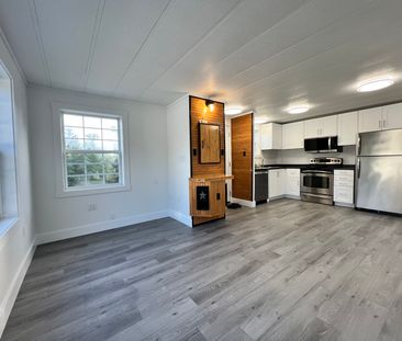 FULLY RENOVATED 1-BED + DEN UNIT WITH GARAGE | 129 LES COLLINS AVE,... - Photo 2