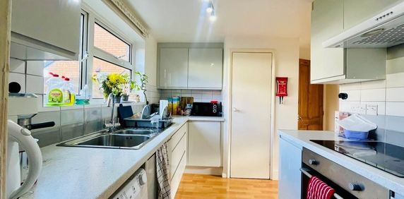 1 bedroom in a house share to rent - Photo 2