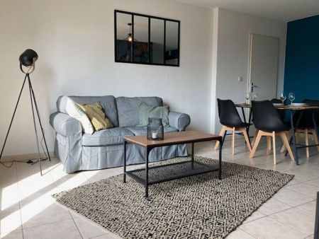 SUPERBE T2 MEUBLE EN RESIDENCE SECURISEE AVEC BALCON ET PARKING - Photo 2
