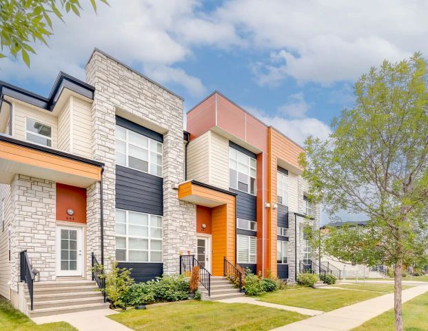 Large Townhome with Double Attached Garage!! — 3 Bedrooms Townhouse - Photo 1