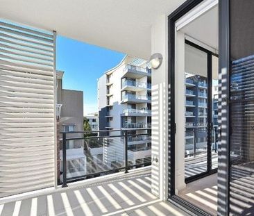 Contemporary Living | Waterfront Estate Lifestyle - Photo 3