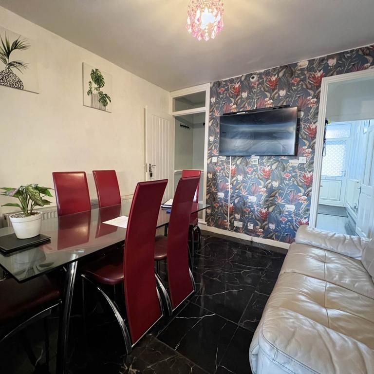 4 bedroom terraced house to rent - Photo 1