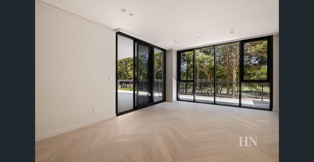 Modern 2-Bedroom Courtyard Apartment - Photo 1