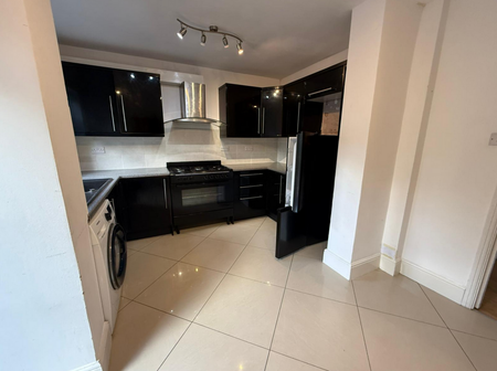 4 bedroom semi-detached house to rent - Photo 4