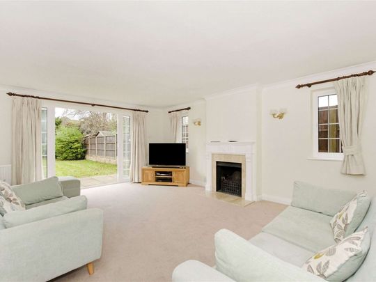 A well presented four bedroom family house tucked away in superb location close to town centre and just under a mile from Sir William Borlase's Grammar School. - Photo 1