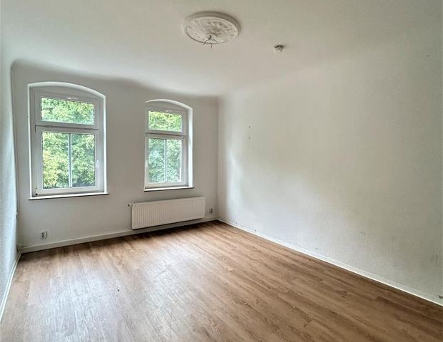 Move in and save on rent! - Photo 1