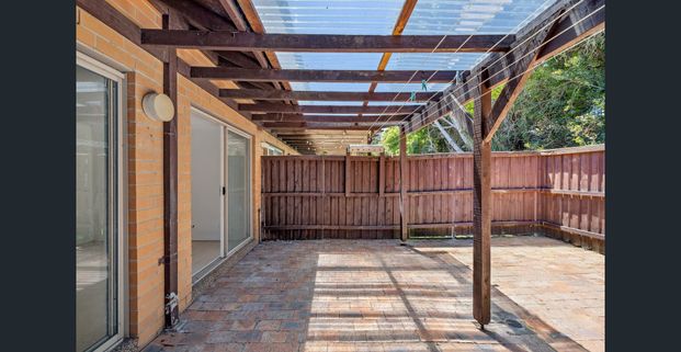 Three-bedroom townhouse in peaceful garden complex - Photo 1