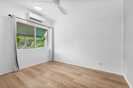 Stunning Freshwater townhouse, prime location & secure complex - Photo 2