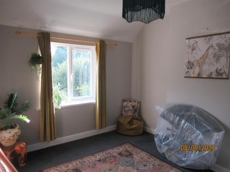 3 bedroom semi-detached house to rent - Photo 2