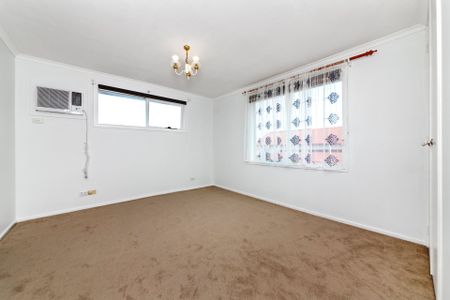 Huge Six bedroom House! - Photo 3