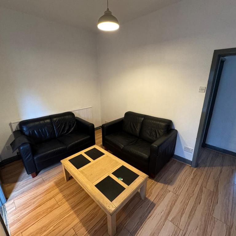 4 bedroom terraced house to rent - Photo 1