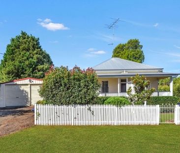 Cute colonial cottage, walk to TAFE! - Photo 5