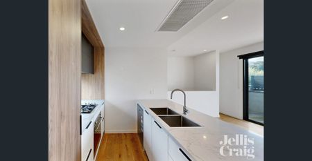 Luxurious Townhouse In Prime Location - Photo 5