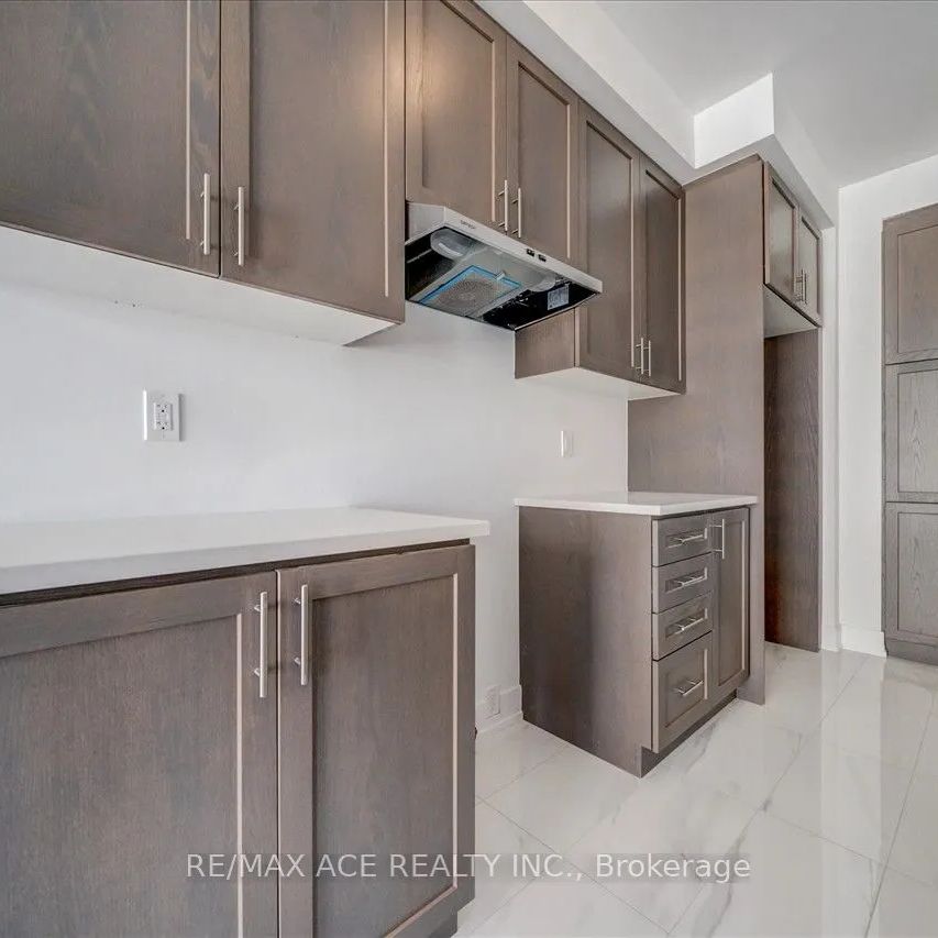 Condo Townhouse For Lease | E9033646 - Photo 1