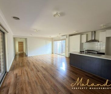 Bright, Spacious & Perfectly Located Family Home in Point Cook - Photo 2