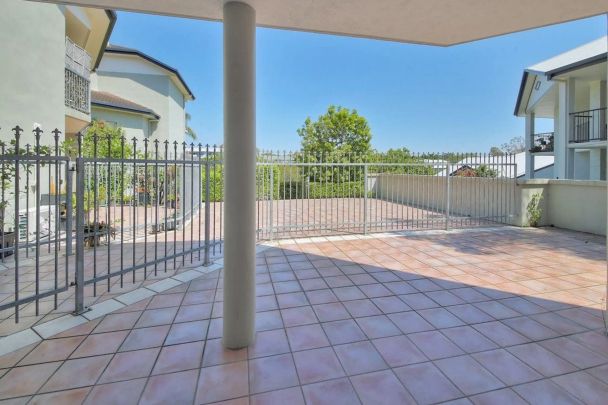 Prestigious 2-Bedroom Residence with Courtyard in Prime Yeronga Location - Photo 1