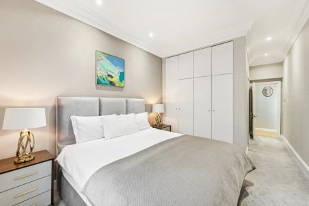 3 bedroom flat in London - Photo 3