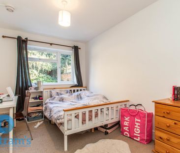 References Pending - 6 bed Semi-Detached House - Photo 5