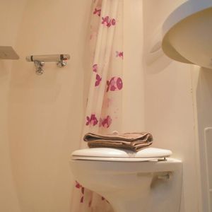 1 bedroom in a flat share to rent - Photo 3