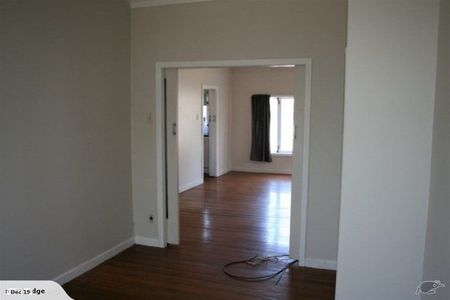 Charming 2 Bed Avondale Retreat with Garden - Photo 4