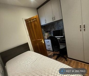 4 bedroom semi-detached house to rent - Photo 2