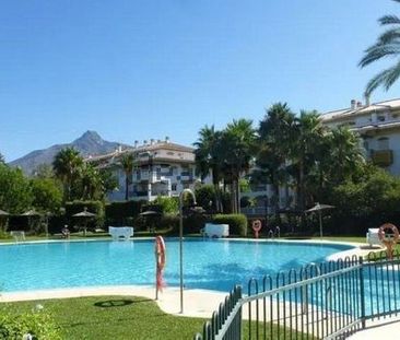 Alquiler de ático en Urbanización Atalaya Río Verde - Photo 1