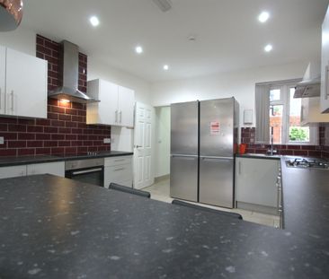 15 Coronation Road - Photo 3