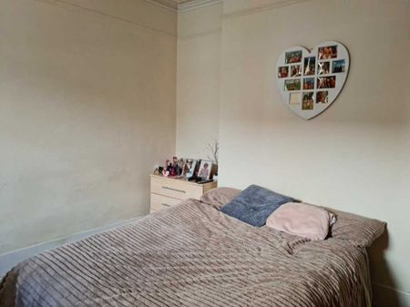 large 2 bed flat in the heart of Winton - Photo 5