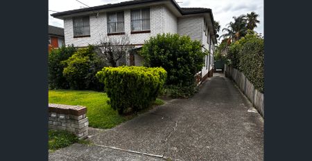 Spacious living room roomy kitchen with parking - Photo 4