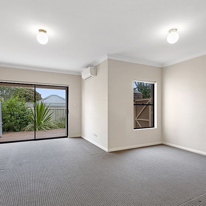 BEUTIFULLY APPOINTED MODERN 3 BEDROOM TOWNHOUSE - Photo 1