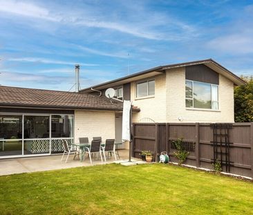 4 bedroom family home with a pool! - Photo 6