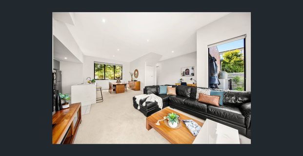 Unfurnished spacious & stylish 4-Bedroom Townhouse in Box Hill North - Photo 1