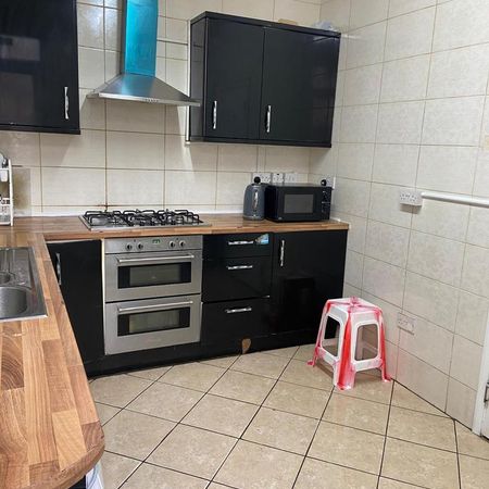 1 bedroom in a house share to rent - Photo 3