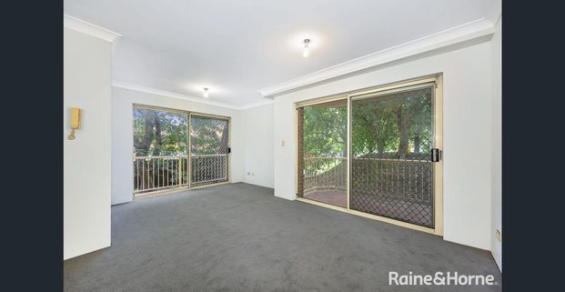Spacious three bedroom apartment in Marrickville - Photo 1