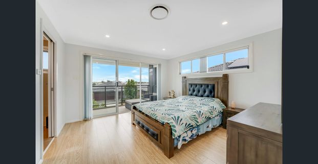 Spacious Five Bedroom Family Home in Prime Location! - Photo 1