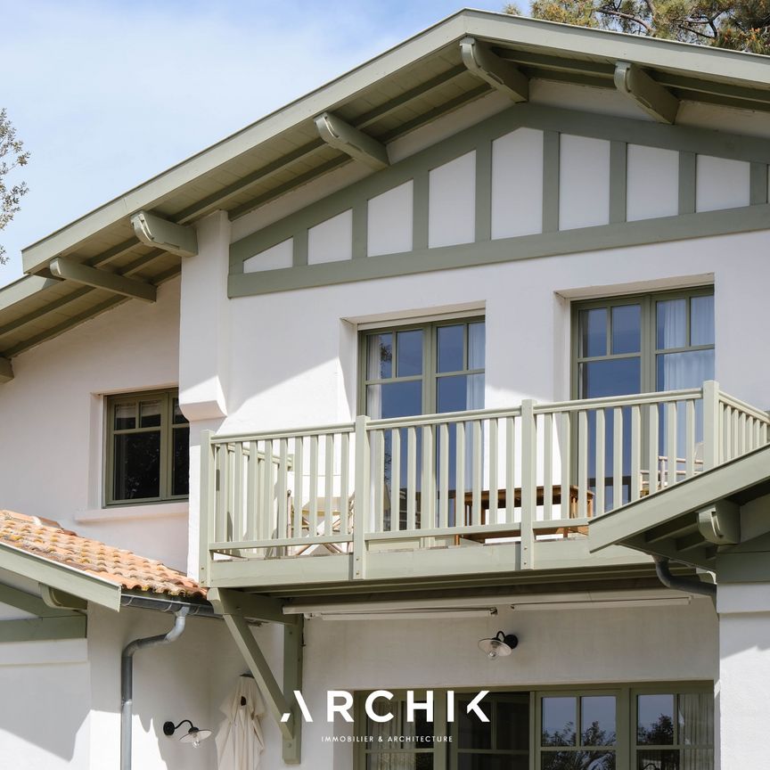 Architecture d'inspiration Basco-Landaise, cette villa typique du Pyla, se tient sur un terrain de 900 m2 et dispose d'un accès privé à la plage qui lui confère un caractère d'exception. - Photo 1